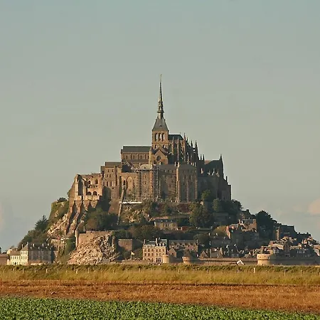 A 1,9 Km Du Mont St Michel *